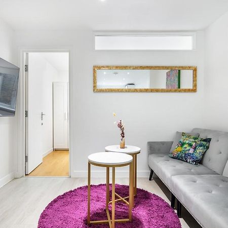 Modern Two Bed Apt With Free Gated Parking Space Londres Exterior foto