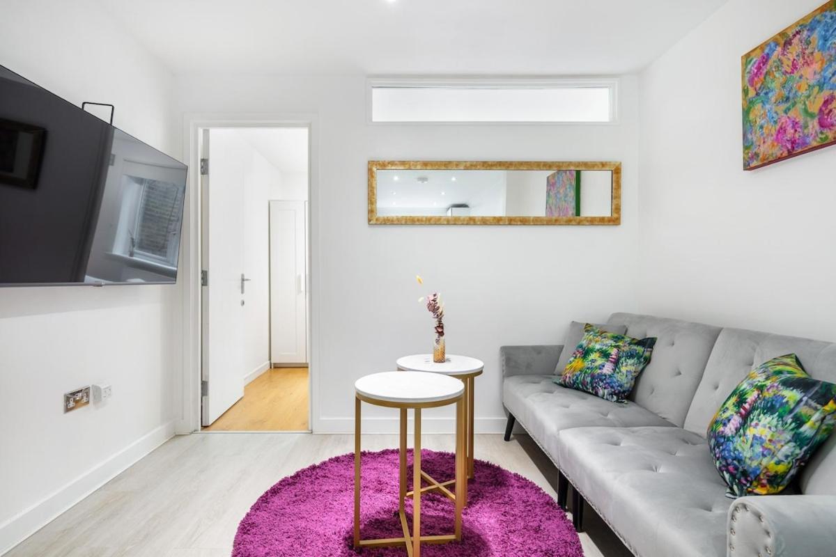 Modern Two Bed Apt With Free Gated Parking Space Londres Exterior foto